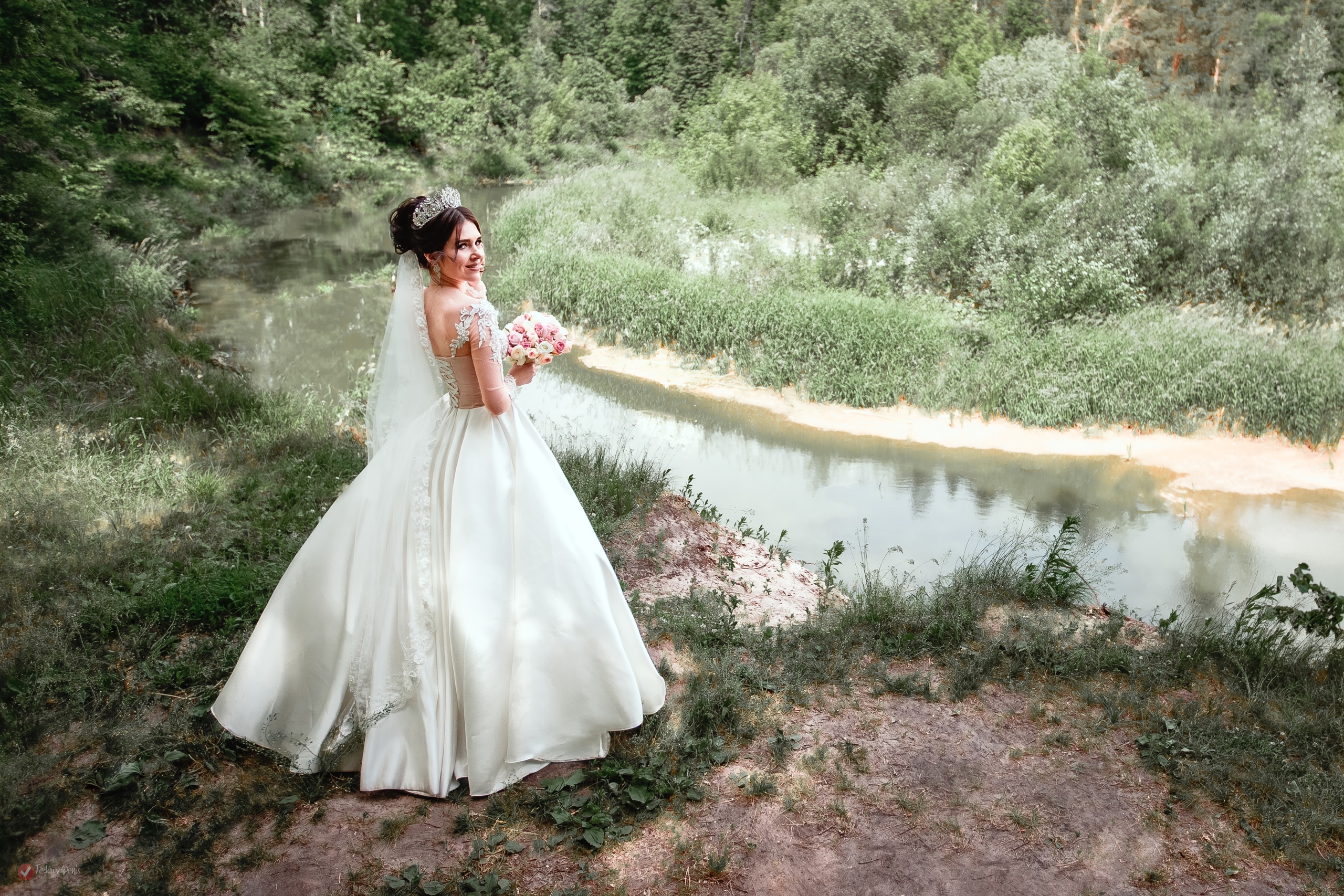 Невеста на фоне реки