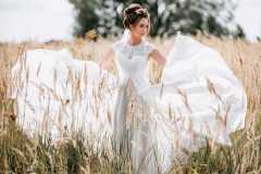 Невеста играется со свадебным платьем